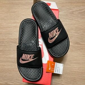 Nike Women’s Benassi Slides size 7